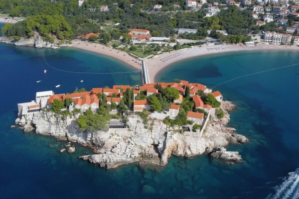 Kvalitatívna vs. kvantitatívna analýza: kedy je deskriptíva dosť a netreba zložitý model